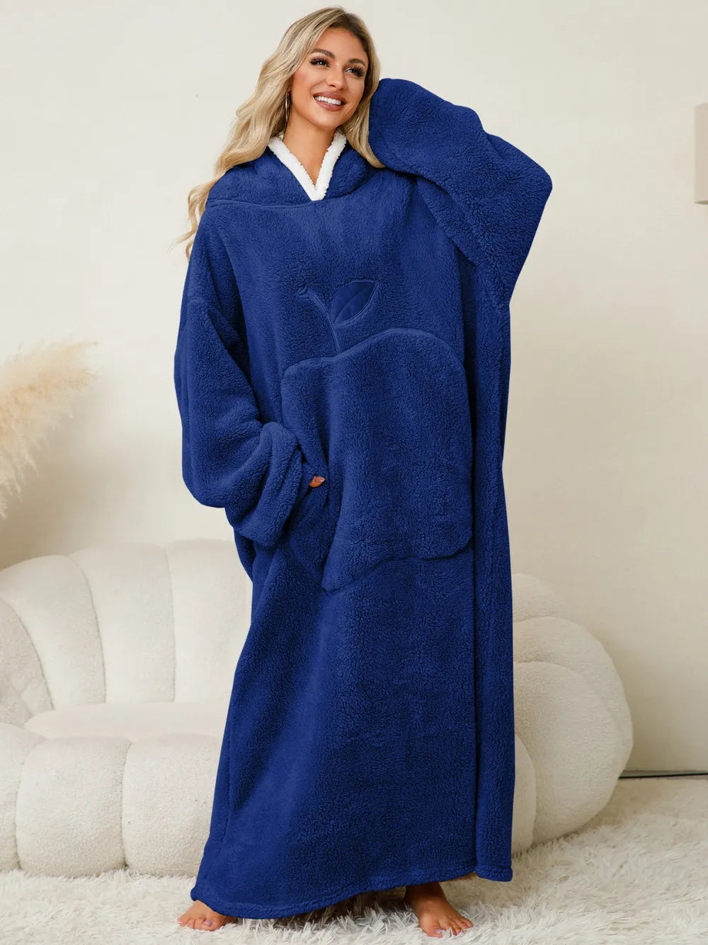 La pommette d'hiver, robe chaud, hiver à capuche et manches longues contrastées avec poches