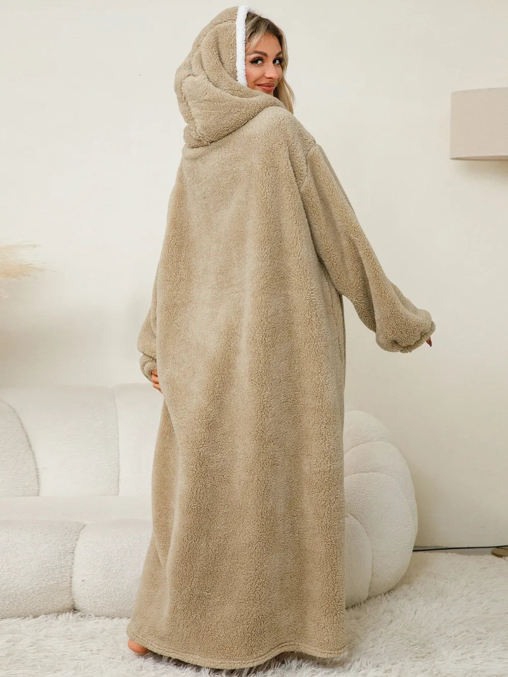 La pommette d'hiver, robe chaud, hiver à capuche et manches longues contrastées avec poches