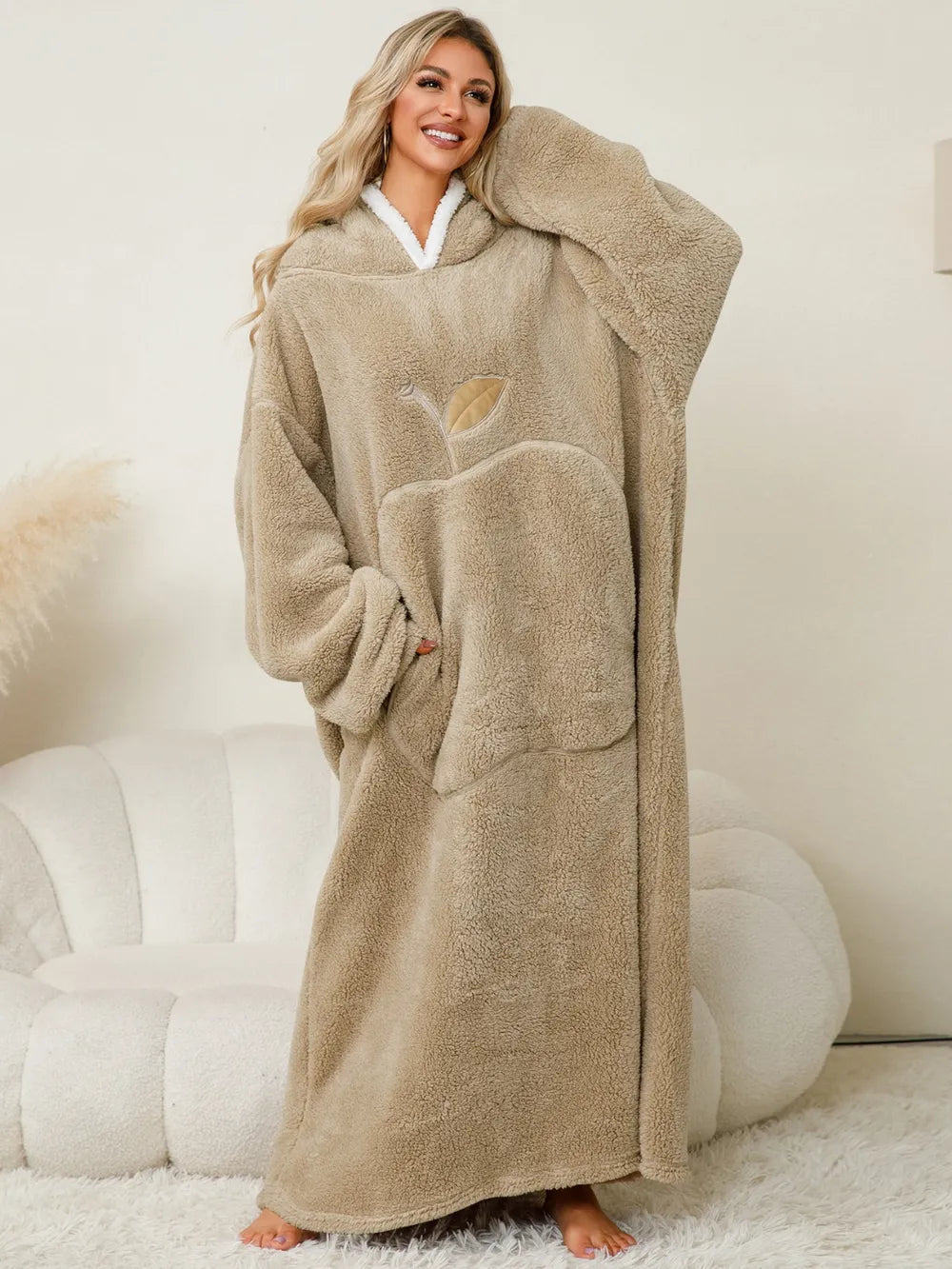La pommette d'hiver, robe chaud, hiver à capuche et manches longues contrastées avec poches