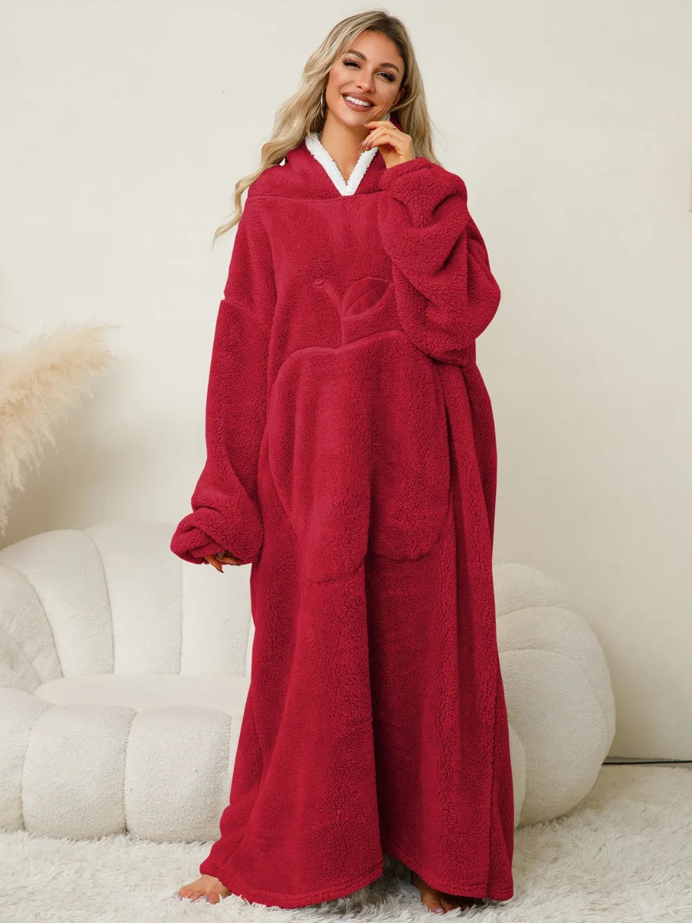 La pommette d'hiver, robe chaud, hiver à capuche et manches longues contrastées avec poches