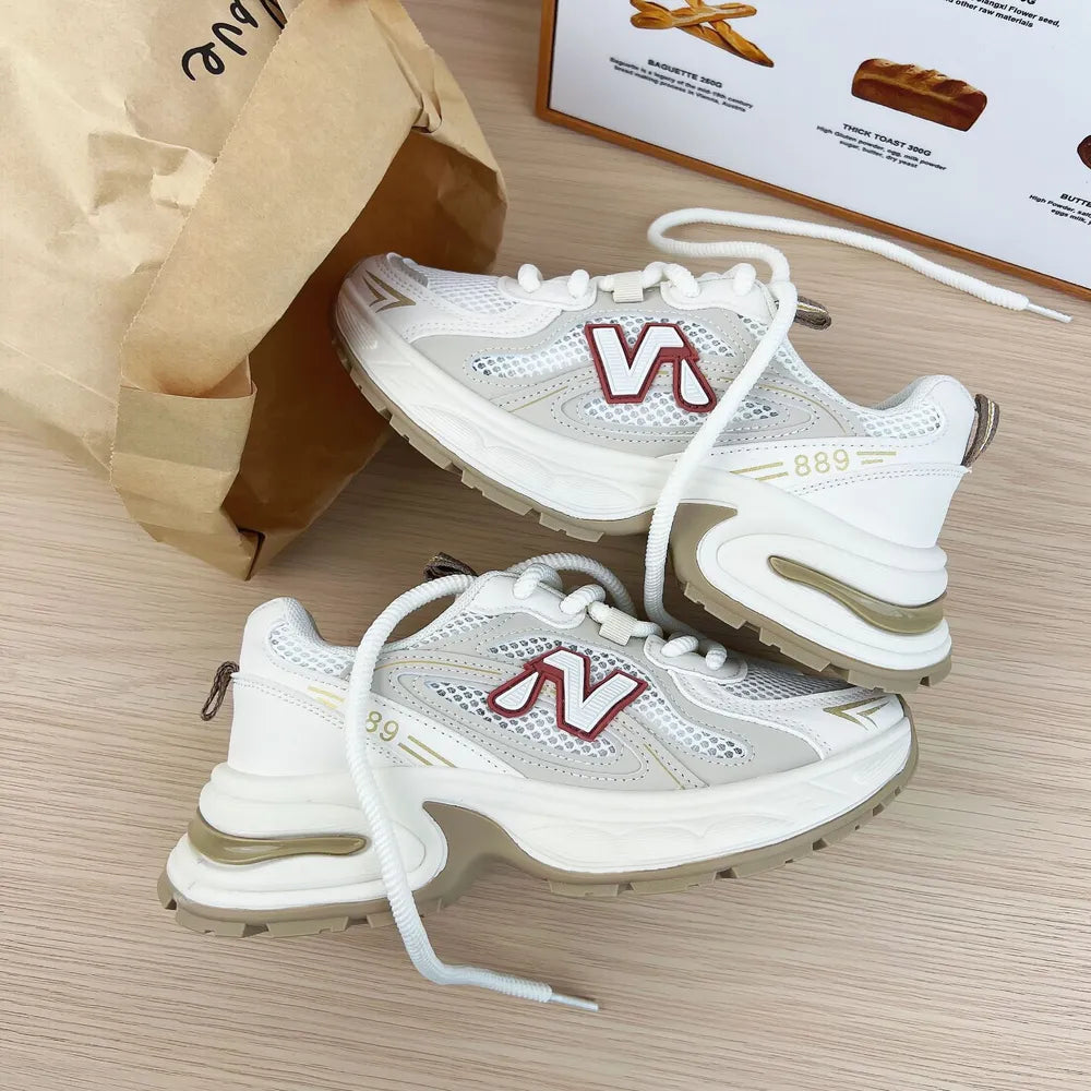 Chaussures de sport à lacets avec lettres contrastées