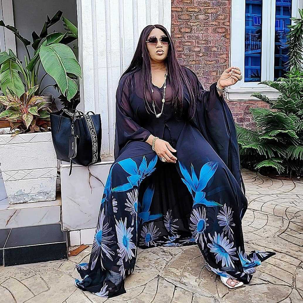 Ensemble deux pièces cardigan en mousseline de soie et pantalon ample, robe africaine