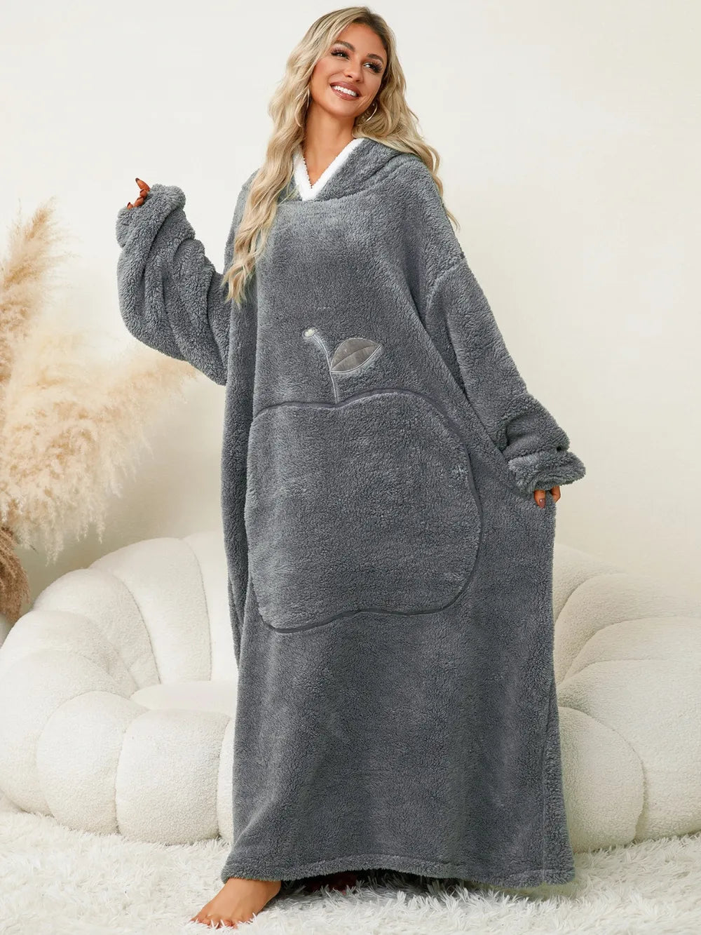 La pommette d'hiver, robe chaud, hiver à capuche et manches longues contrastées avec poches