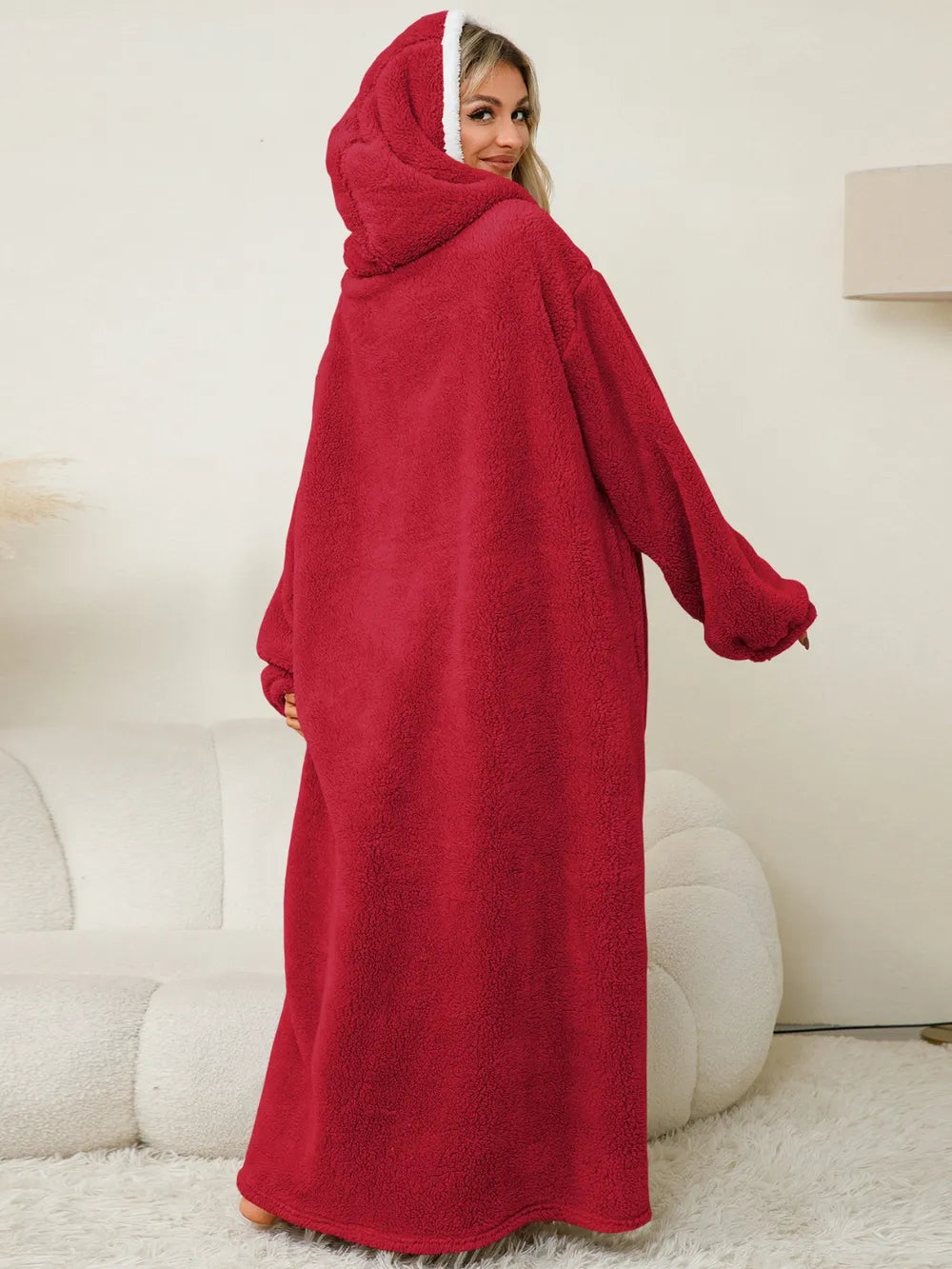 La pommette d'hiver, robe chaud, hiver à capuche et manches longues contrastées avec poches