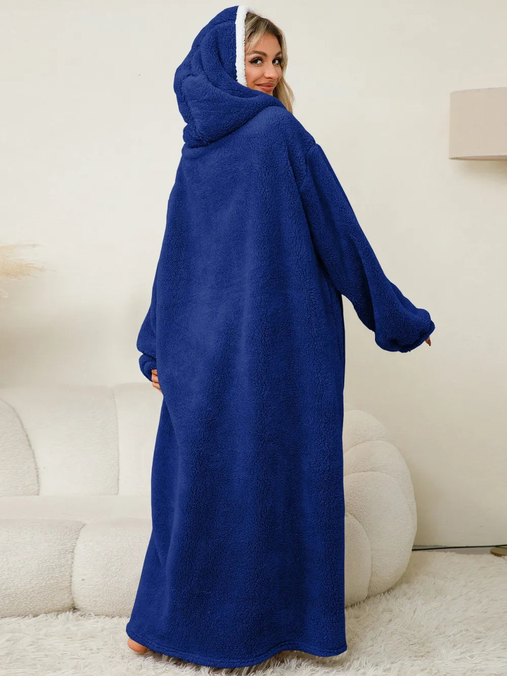La pommette d'hiver, robe chaud, hiver à capuche et manches longues contrastées avec poches