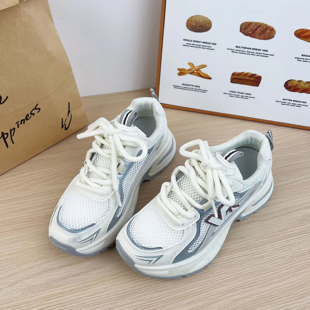 Chaussures de sport à lacets avec lettres contrastées