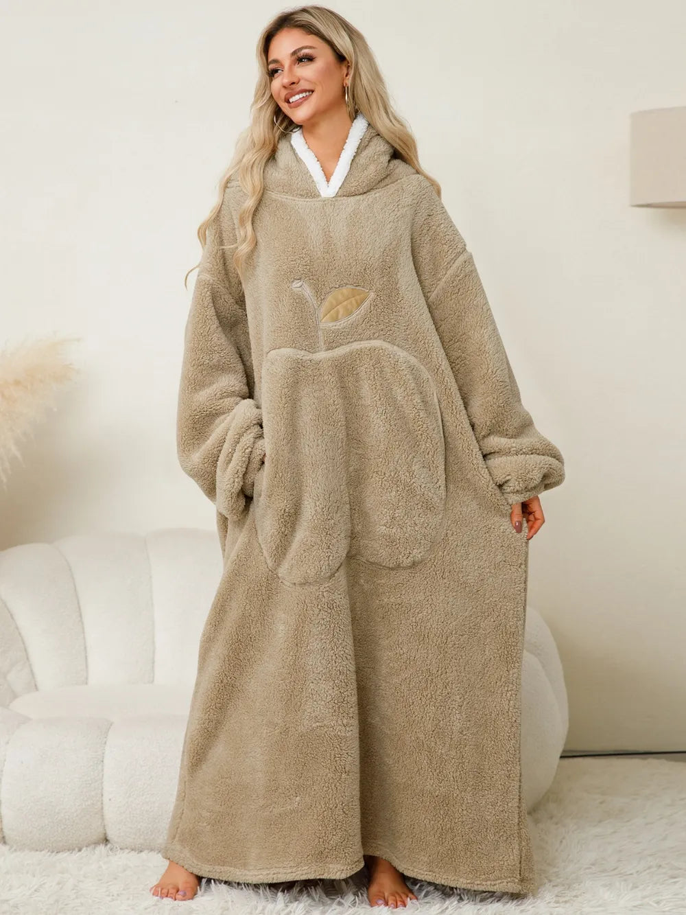 La pommette d'hiver, robe chaud, hiver à capuche et manches longues contrastées avec poches