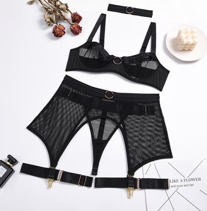 Ensemble de lingerie sexy quatre pièces en maille avec anneau en fer et col en maille