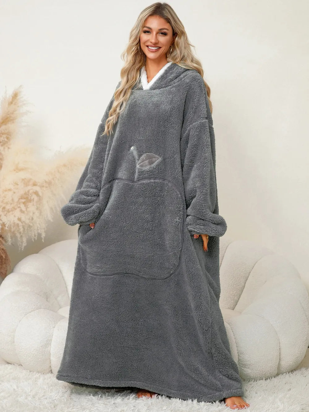 La pommette d'hiver, robe chaud, hiver à capuche et manches longues contrastées avec poches