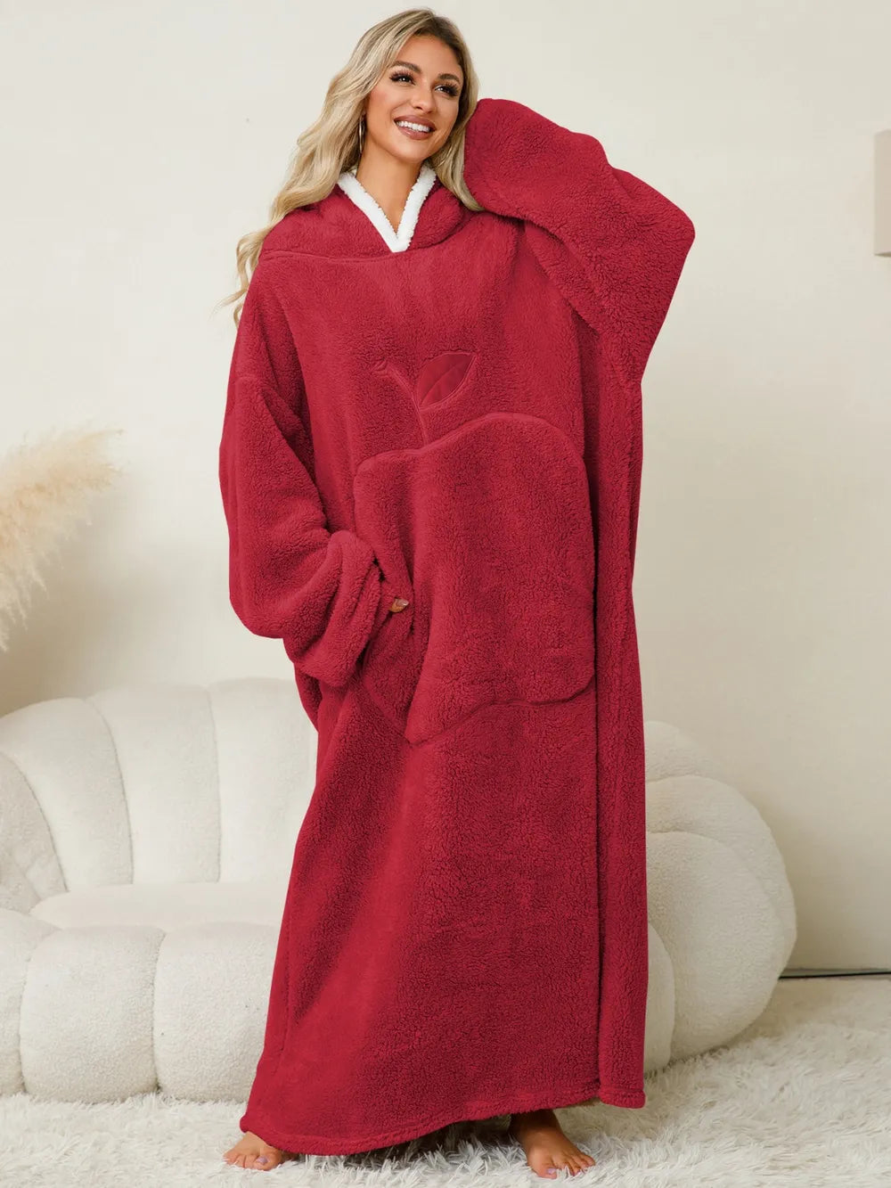 La pommette d'hiver, robe chaud, hiver à capuche et manches longues contrastées avec poches