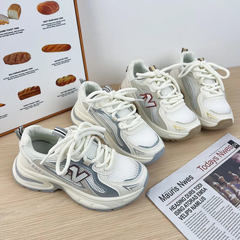 Chaussures de sport à lacets avec lettres contrastées