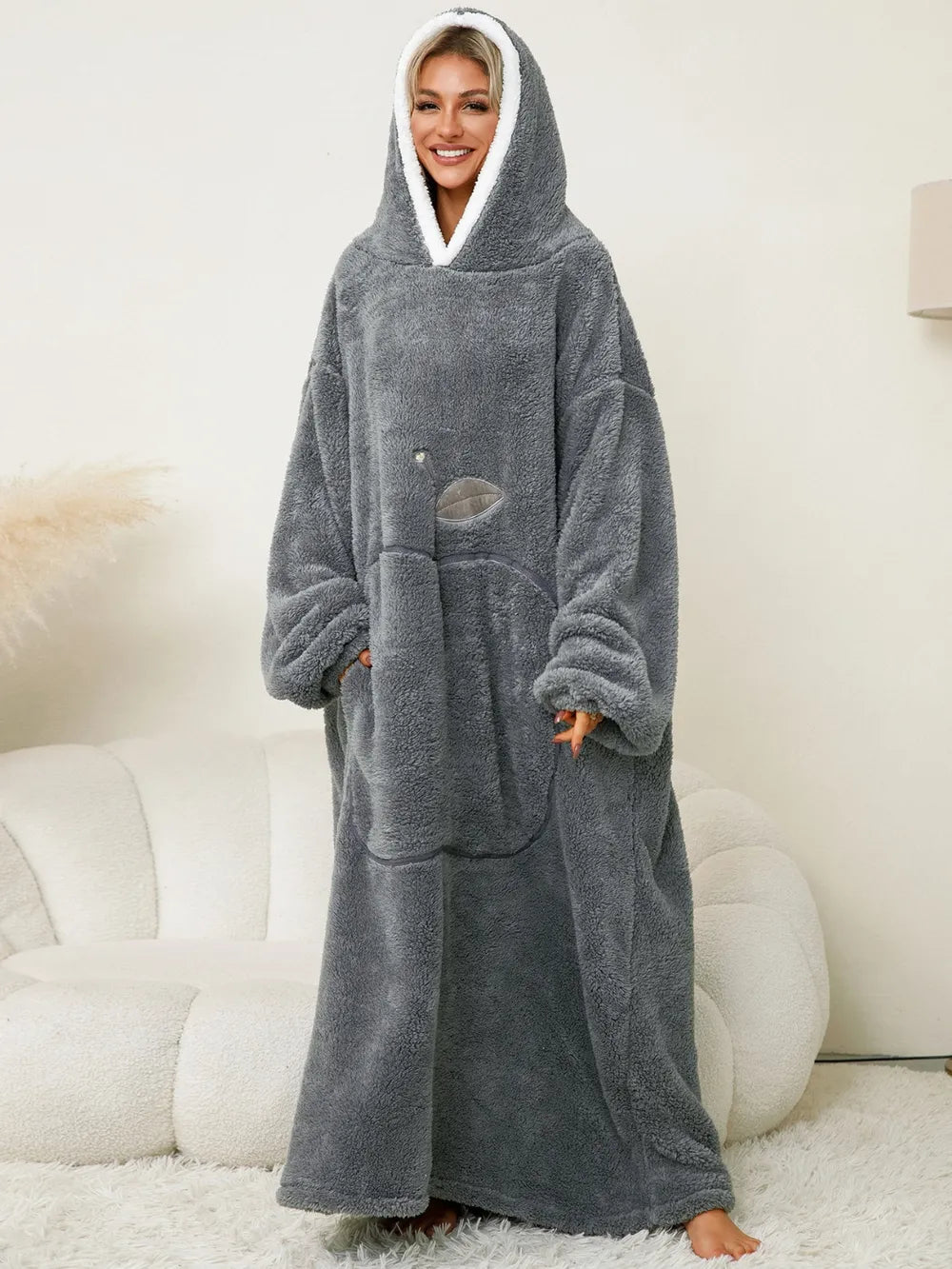 La pommette d'hiver, robe chaud, hiver à capuche et manches longues contrastées avec poches