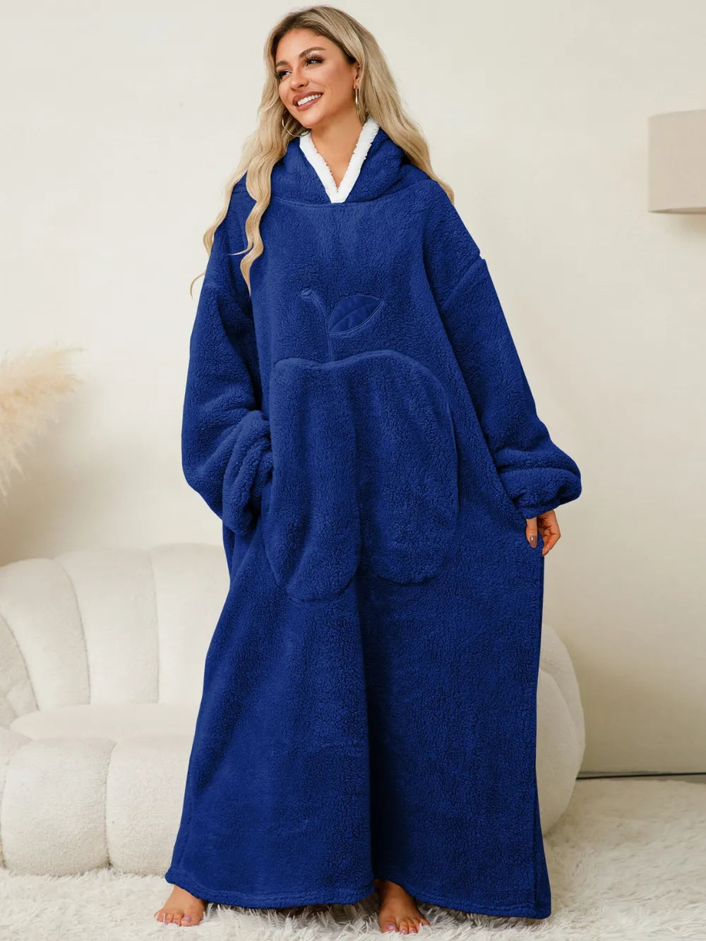 La pommette d'hiver, robe chaud, hiver à capuche et manches longues contrastées avec poches