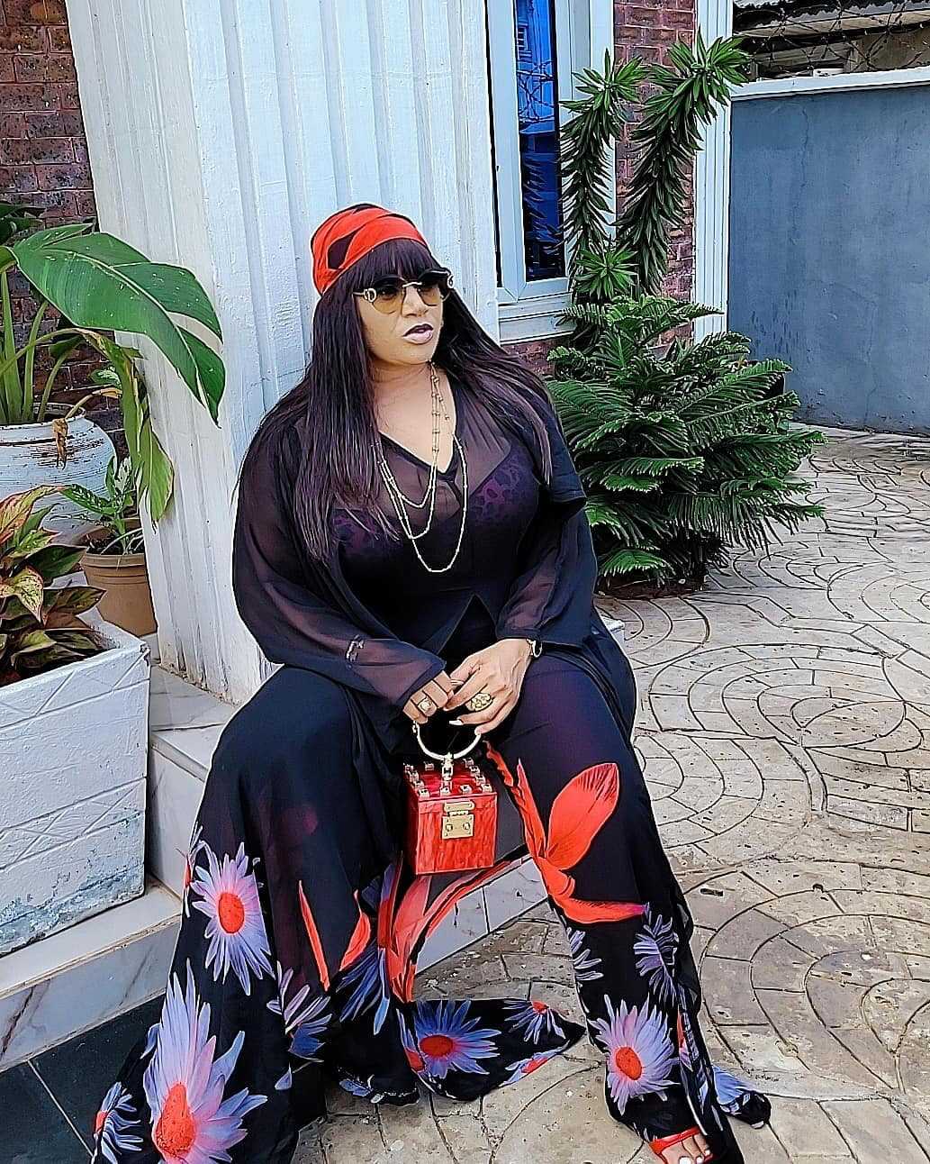 Ensemble deux pièces cardigan en mousseline de soie et pantalon ample, robe africaine