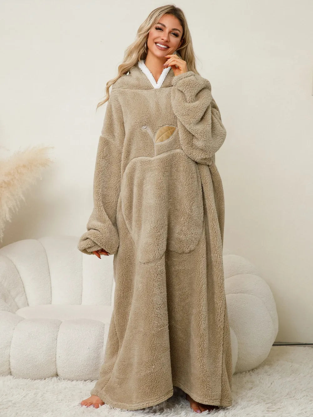 La pommette d'hiver, robe chaud, hiver à capuche et manches longues contrastées avec poches