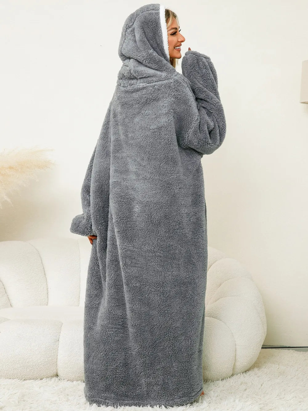 La pommette d'hiver, robe chaud, hiver à capuche et manches longues contrastées avec poches
