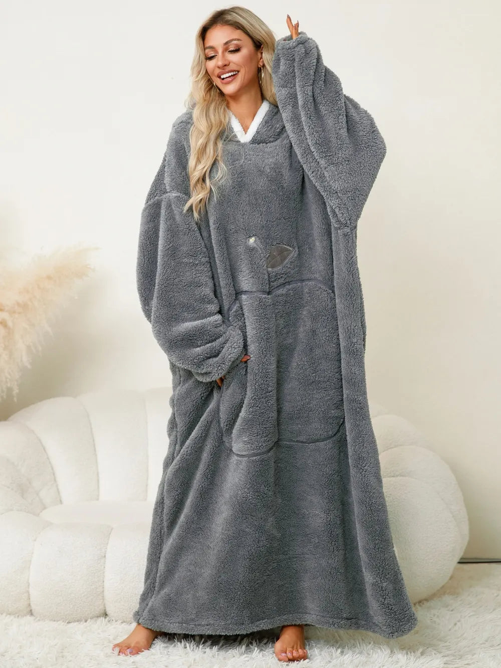 La pommette d'hiver, robe chaud, hiver à capuche et manches longues contrastées avec poches