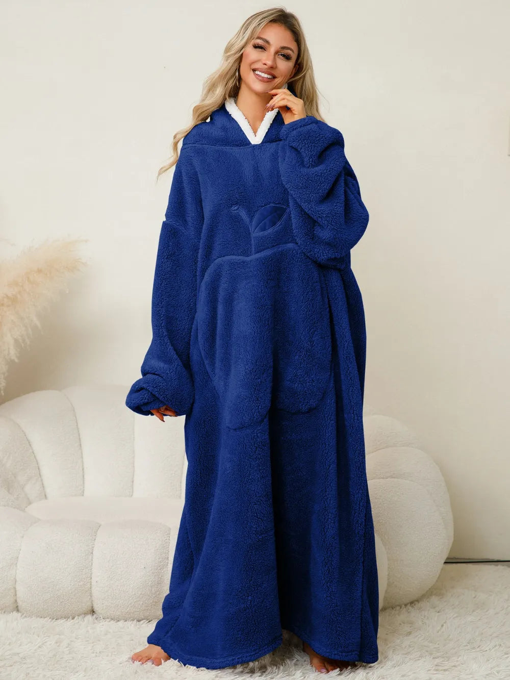 La pommette d'hiver, robe chaud, hiver à capuche et manches longues contrastées avec poches