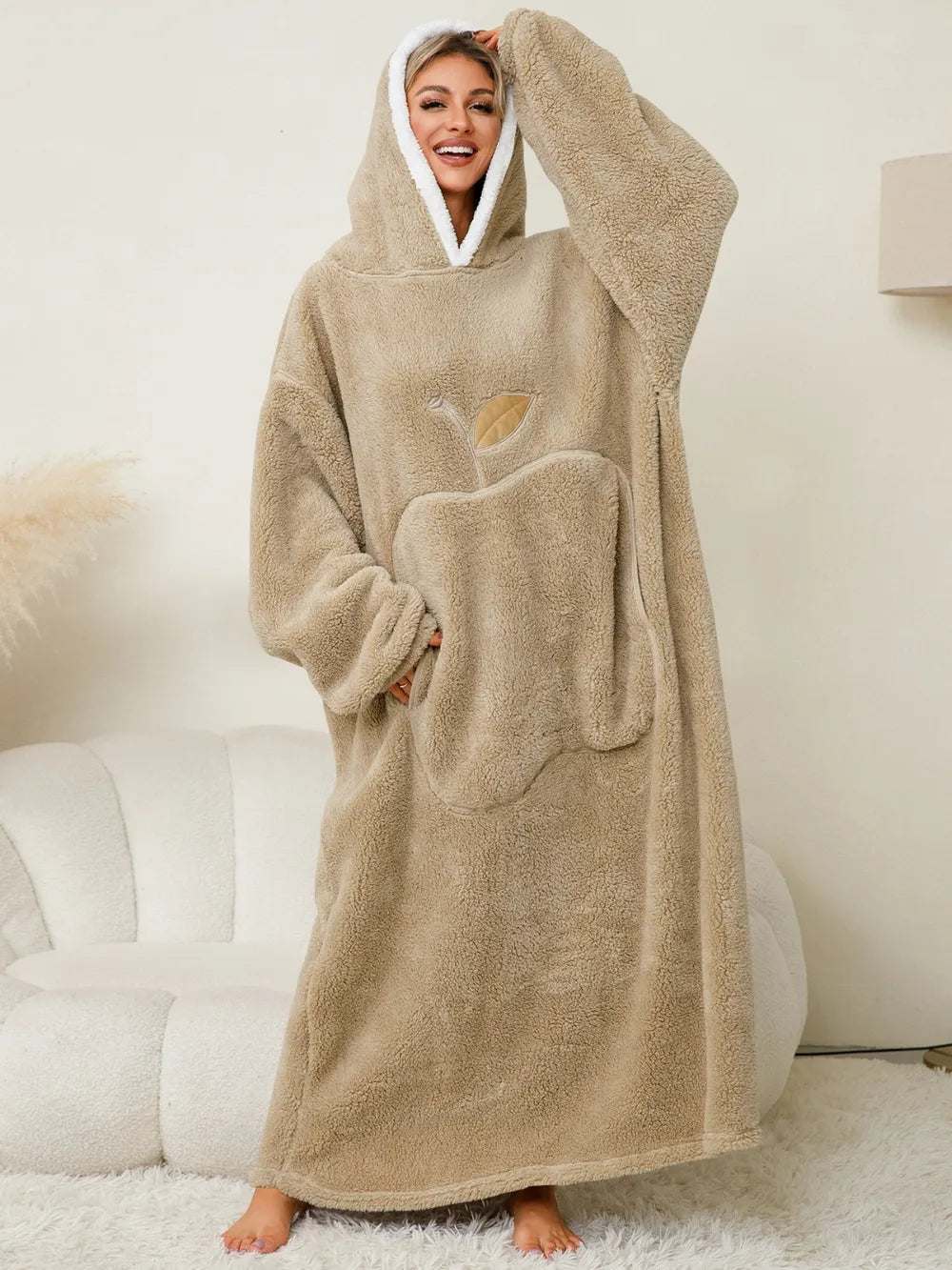 La pommette d'hiver, robe chaud, hiver à capuche et manches longues contrastées avec poches
